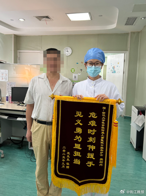 #男子车祸摔得满脸血护士出手相救#【电瓶车轮胎飞了！杭州大哥摔得满脸血：救我的姑