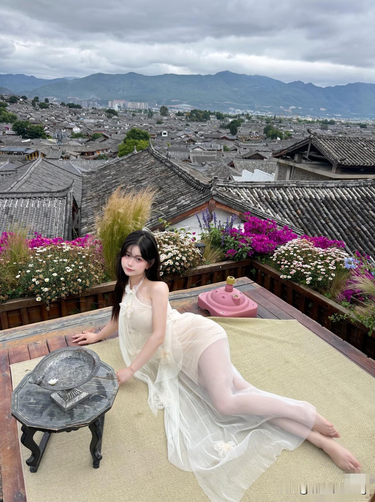 少女与古镇的浪漫邂逅，花海与古城的完美融合。古镇旅行地 古镇氛围感大片 汉服打卡