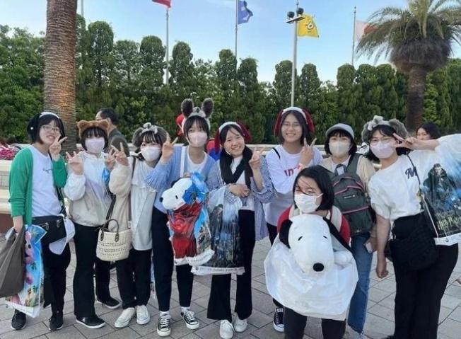 很多人不知道美国人在日本有多猖狂。29日，在日本京都进行集体旅行的13岁中国女中