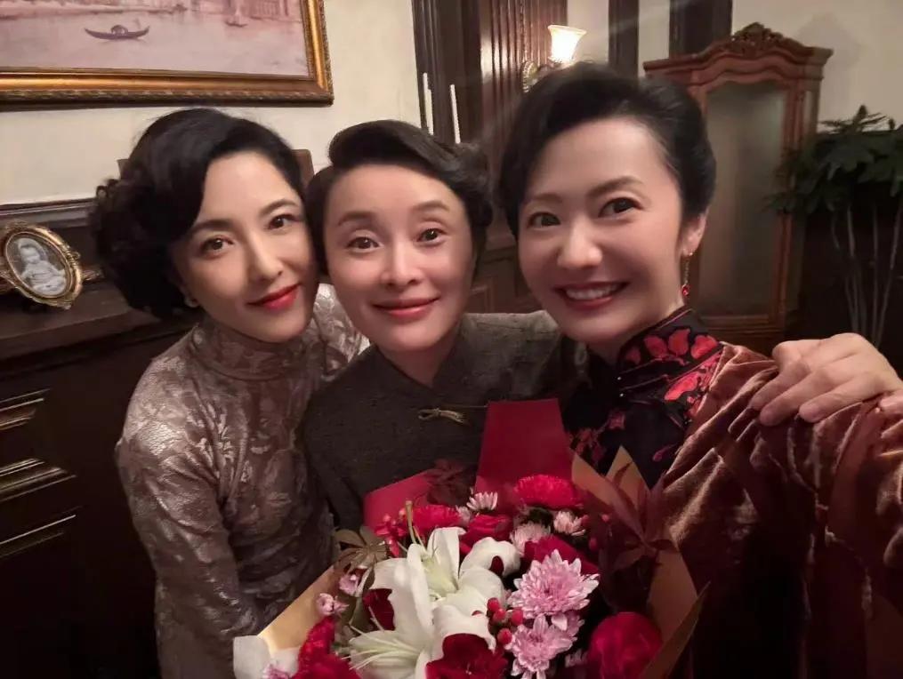 三位美女同框照
实在是太美了，太接地气了，一点也没有明星架子，反而更加珍贵
你们