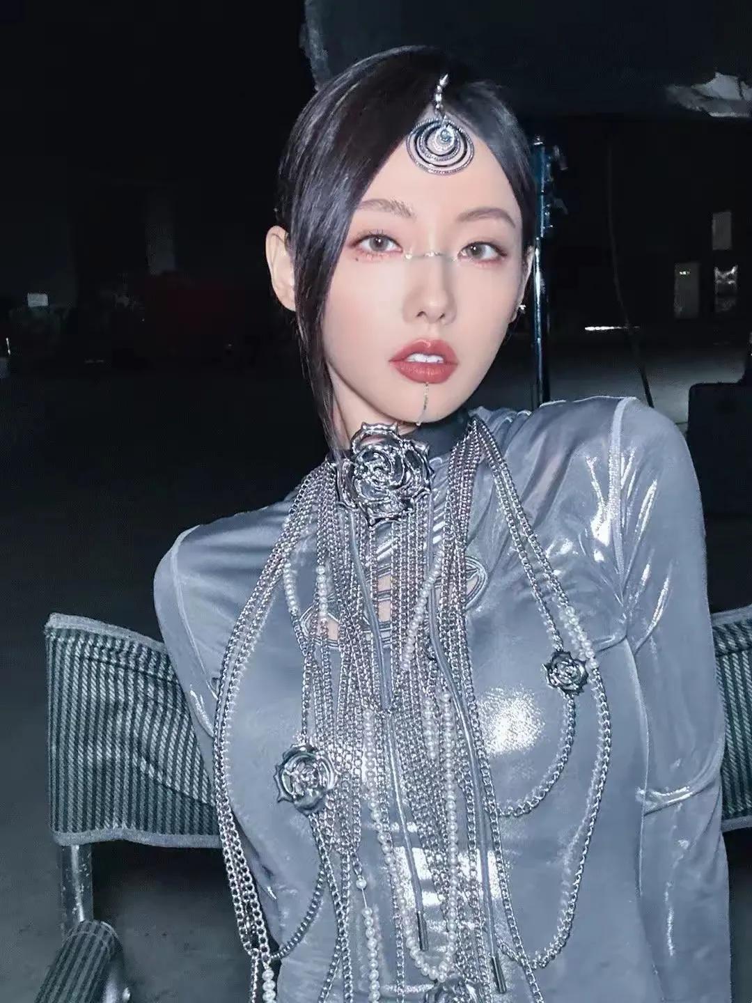 张嘉倪美图分享，肤白貌美，优雅迷人建模脸唐嫣 女神图来袭 女神的美照曝光 女神绝