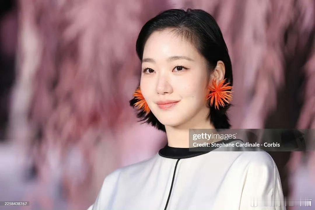 香奈儿大秀虽然有点 很难理解艺术，但是姐的气场依旧在。 