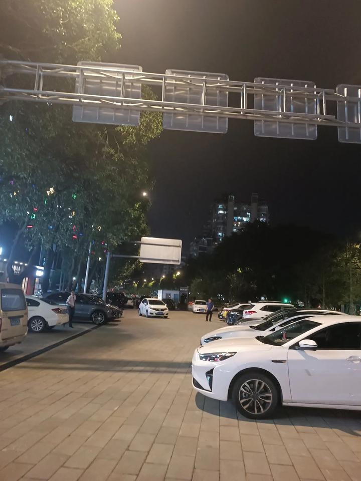 奇怪的马路？
一条南台路，分成三条路，原来是V形两条路，中间是绿化小公园，现右边