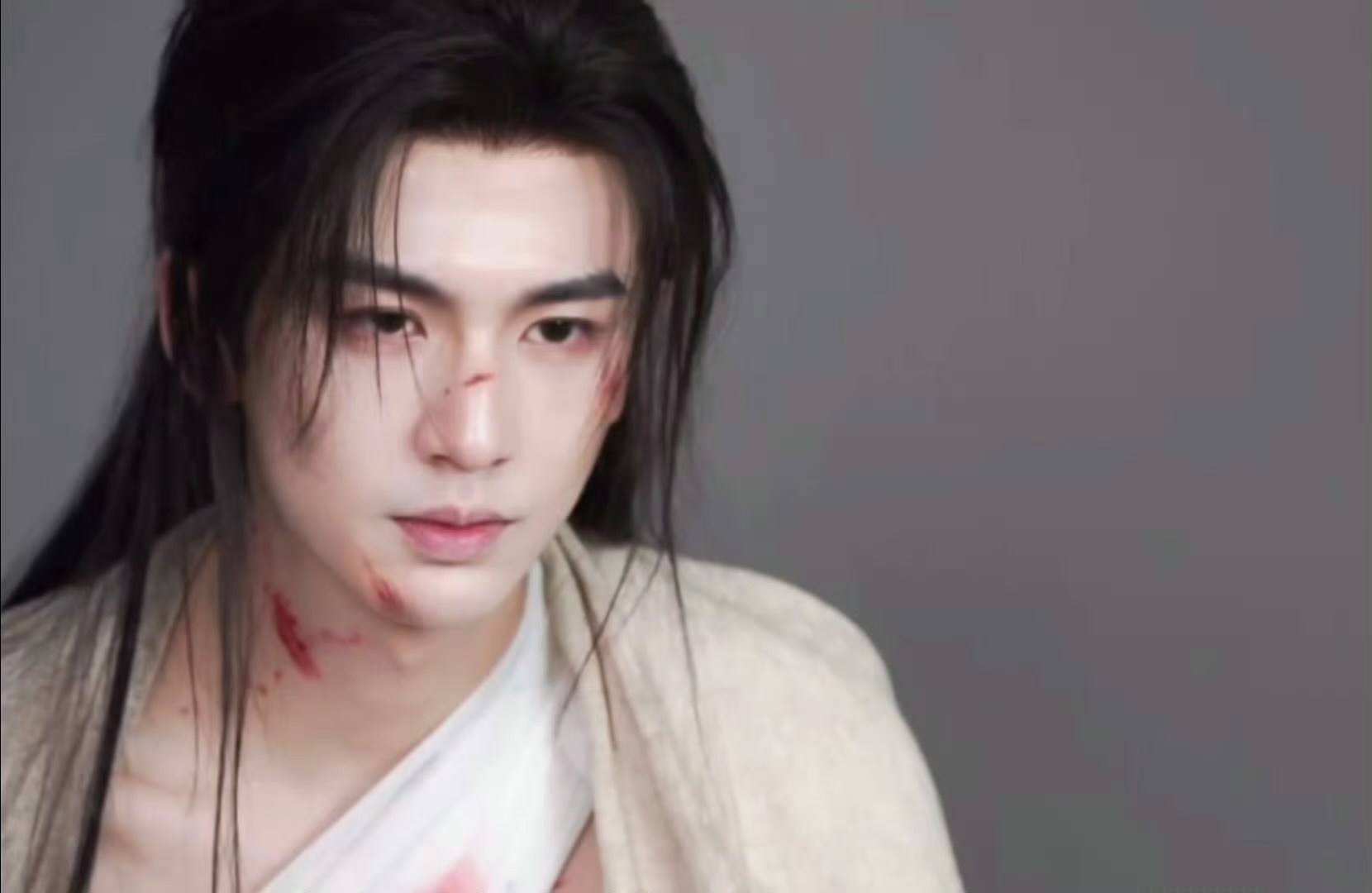 张凌赫逐玉包扎造型花絮，果然帅到这种程度就会自带清冷破碎感