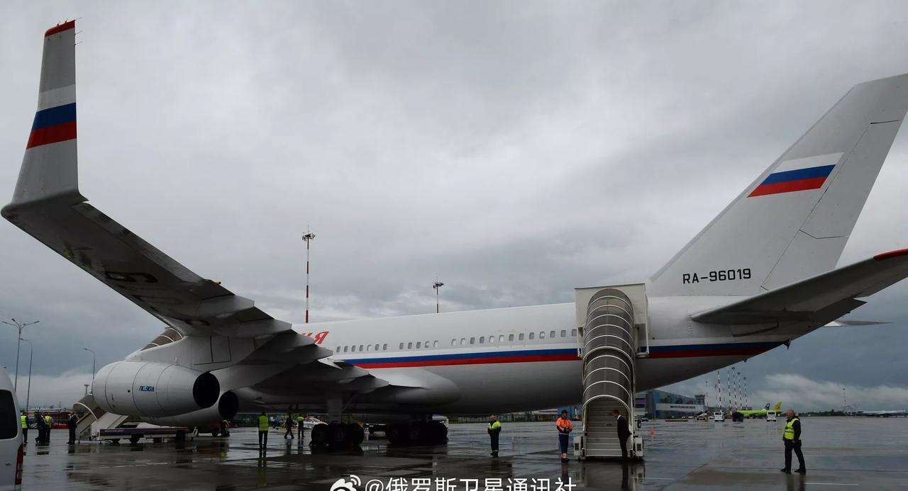 【俄罗斯卫星通讯社记者：疑似为俄联邦议会代表团的一群人在华盛顿走下专机】俄罗斯卫