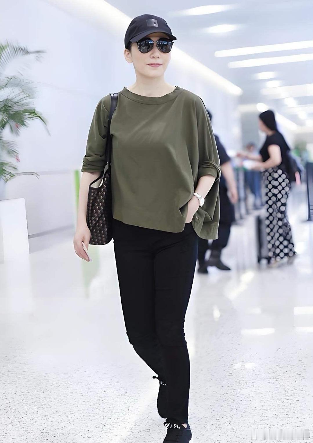 俞飞鸿太懂大妈穿搭了！军绿T恤配小黑裤，休闲舒服还时髦。 ​ ​​​
