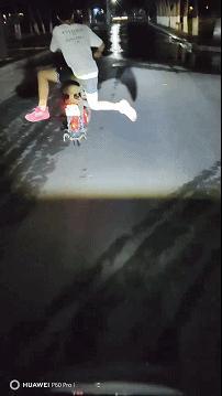 谁说在陆地上不能冲浪的！