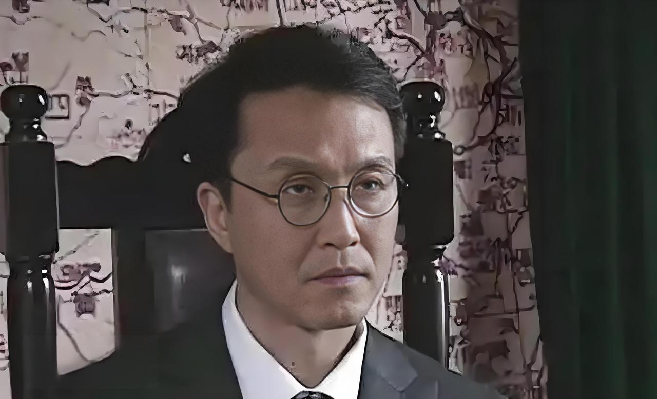 吴刚在电视剧《潜伏》（2008年）中饰演陆桥山。

吴刚所塑造的陆桥山，堪称国产