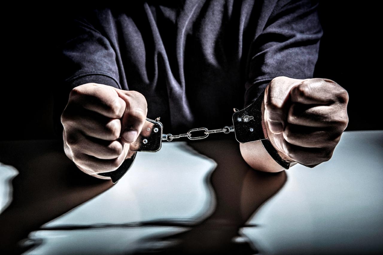 出狱六天发现妻子背叛，一时冲动行凶，一场婚姻悲剧令人警醒，男人苦苦熬完刑期，出狱