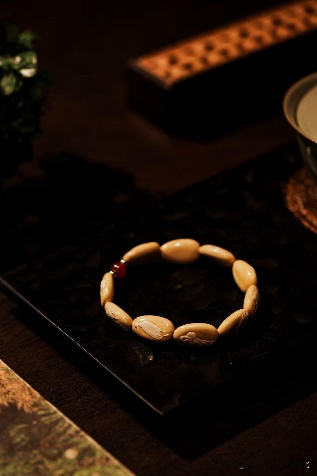 猛犸舒鹤手串｜腕间栖鹤，静享清宁

取温润凝脂的猛犸料子，随形雕琢舒翅仙鹤纹样。