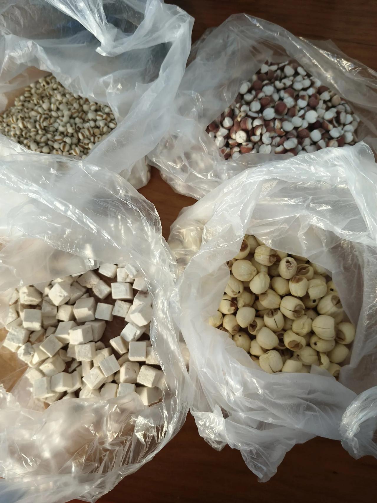听说这几种食材煮水喝对身体好，昨天下午我就去干货店买了这几种食材回来，有认识这几