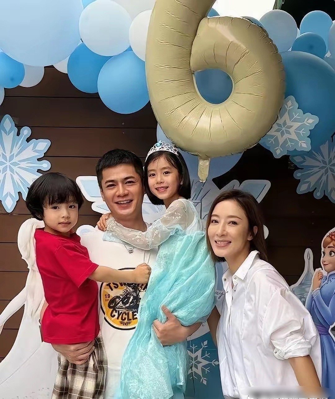杨怡的女儿基因王者啊，把爸妈的优点都继承了，美到像ai，发现她儿子颜值也很高，遗