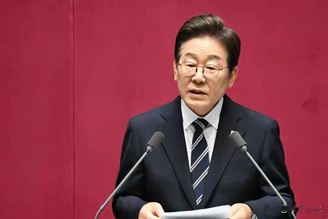 招惹完中国后，高市早苗当众喊出一句话，让李在明难以接受。高市早苗上台后，自以为找