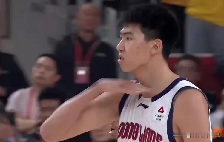 兴奋过度！昨天CBA常规赛广州客场击败山西一战，广州男篮中锋徐昕发挥出色，得到1