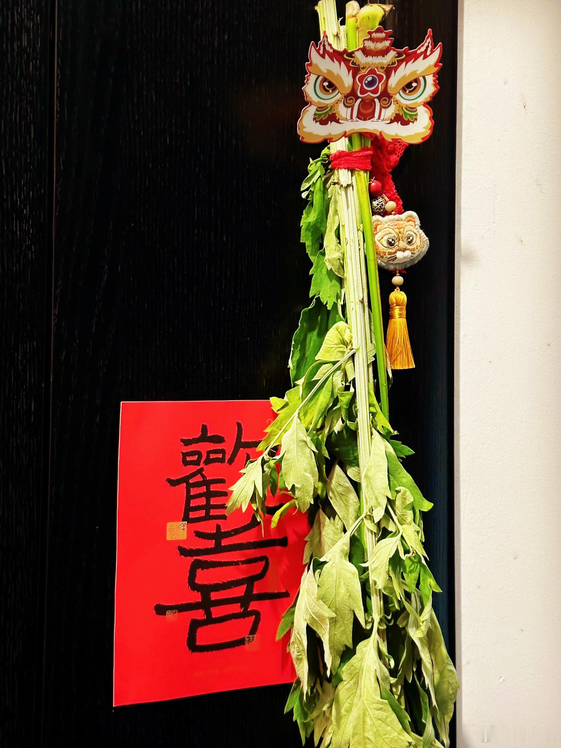 刚入梅，湿气汹涌。小虫也多。菖蒲艾草总要买两把。香也点上了。空气里的清洁感让人安
