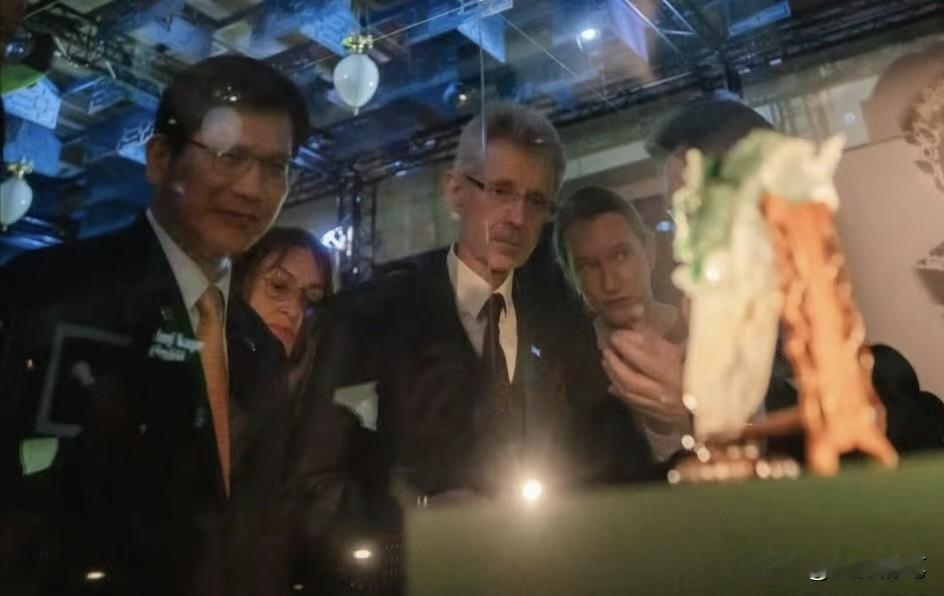 民进党政客有多不要脸？林佳龙外了讨好外部势力，带着故宫文物“翠玉白菜”千里迢迢跑