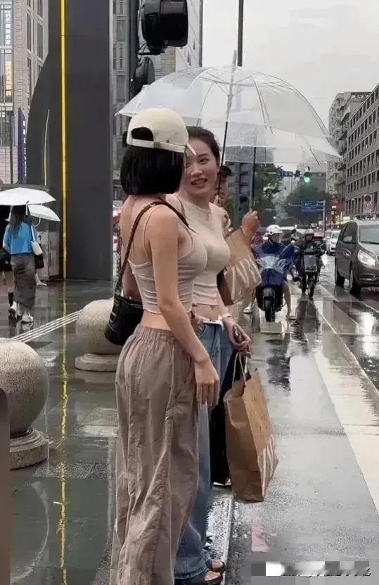 那年那天下班下起了大暴雨 ，他没有给我送伞，我一气之下一个人住进了宾馆。我做的对