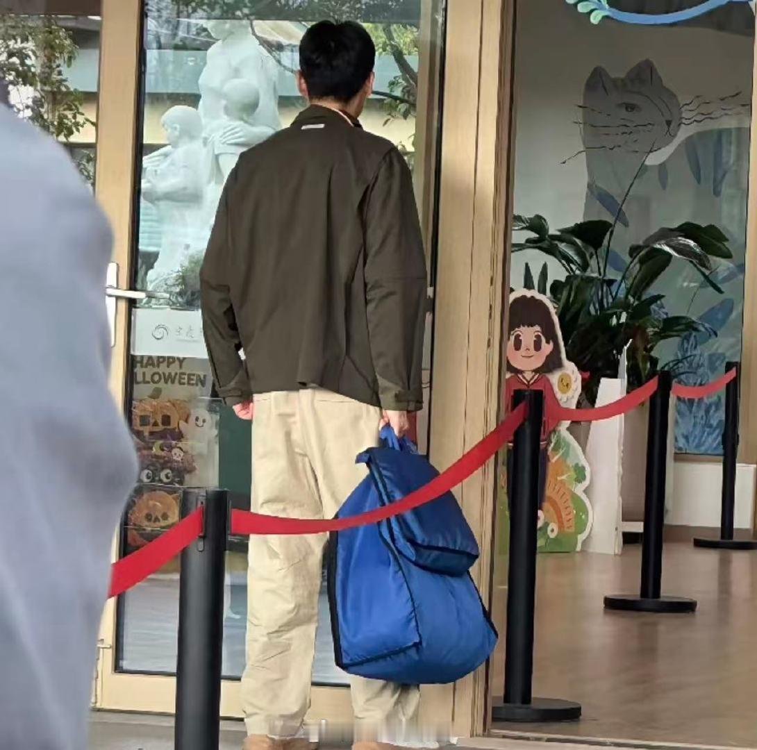 偶遇胡歌接娃偶遇胡歌接娃！幼儿园偶遇胡歌接娃 ​​​