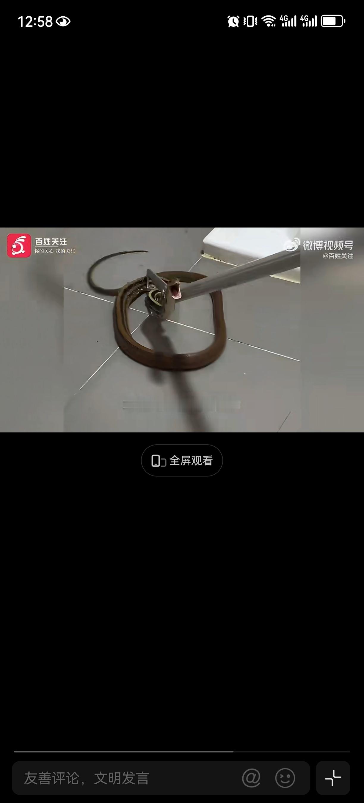 白素贞跟小青来了，都得喊你一声哥，广东惠州这位黄先生真是有点东西。厕所门缝卡进一