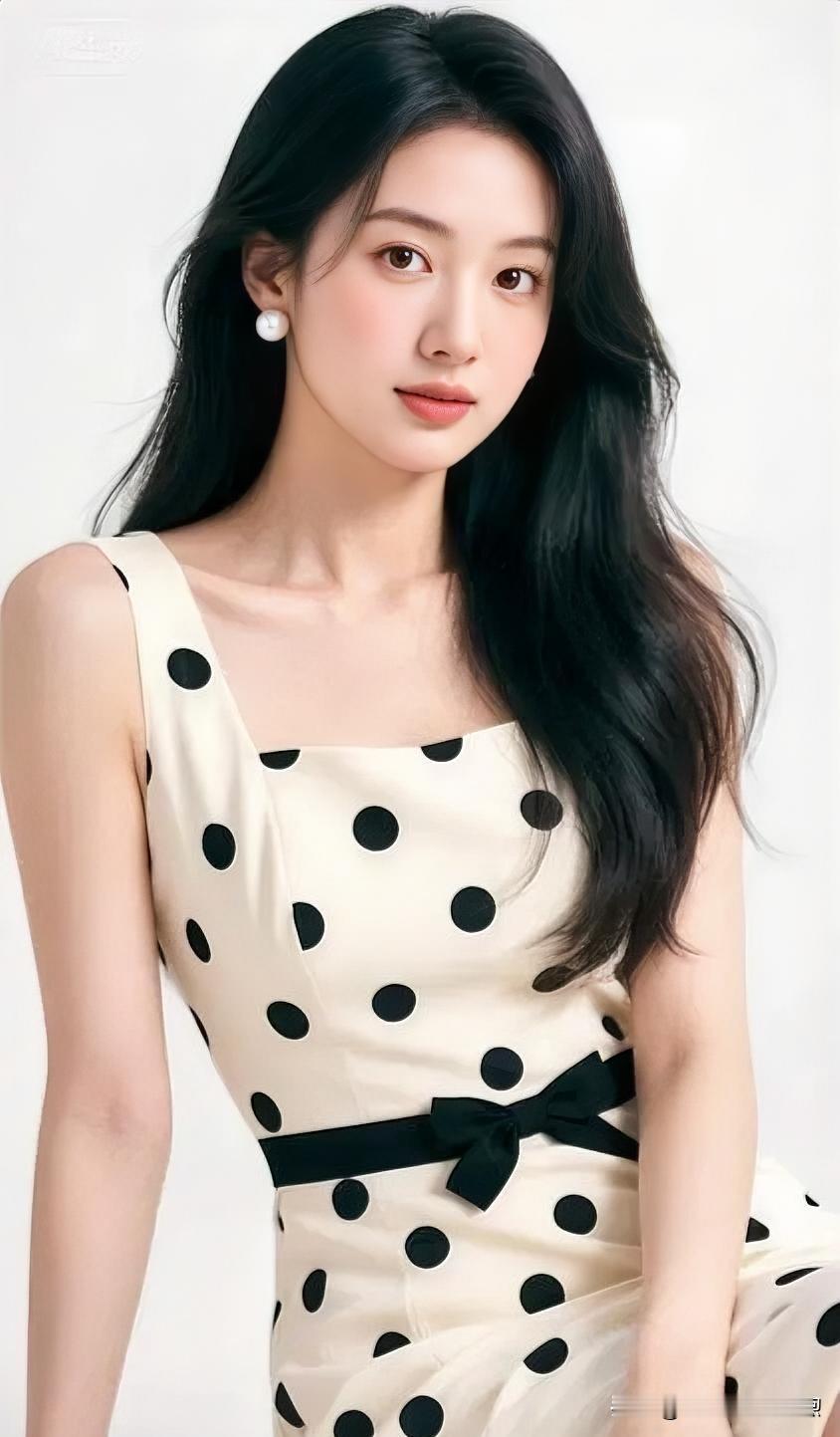 波点裙配珍珠耳环，黑发垂肩，清新甜美，尽显优雅少女气质。