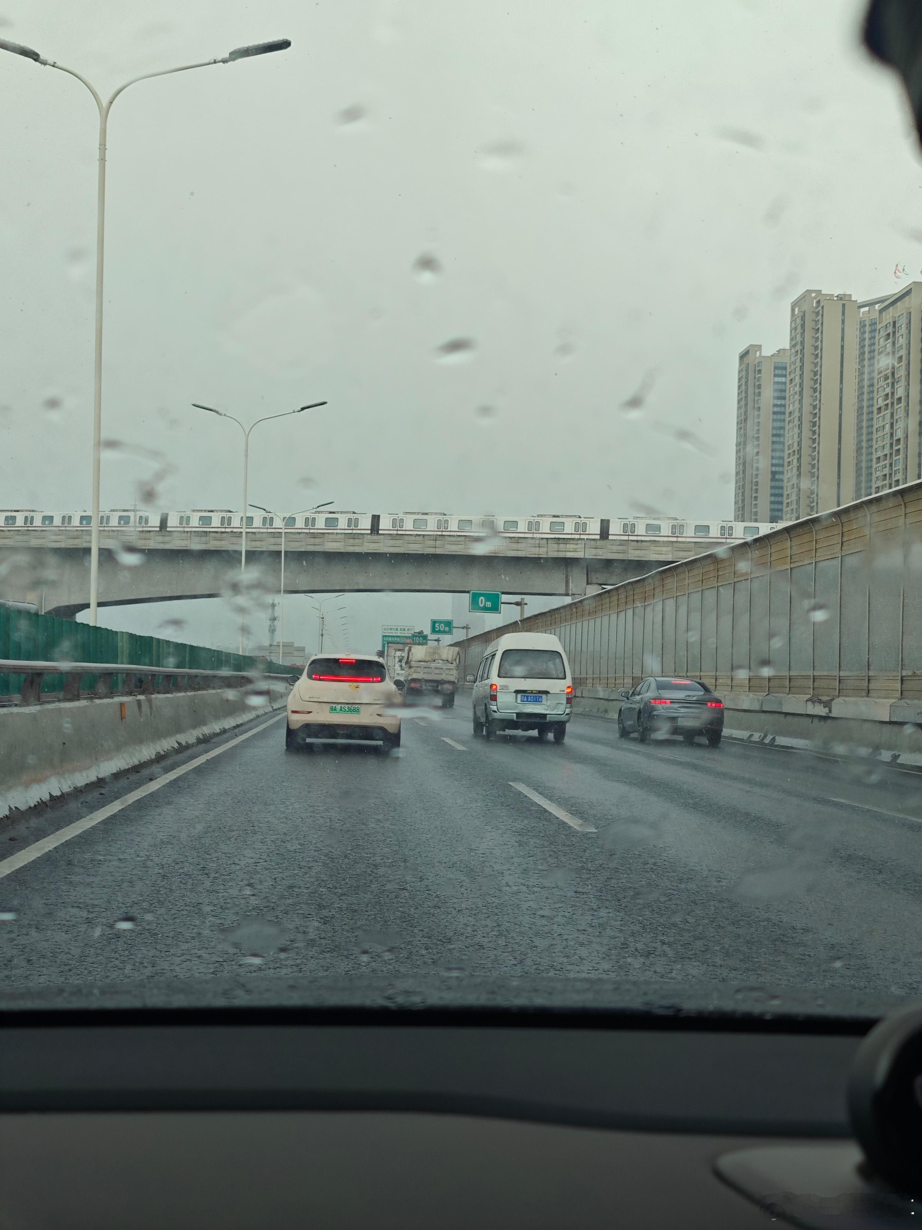 昨天下午洗的车 我忍了几天没洗的 一下子搞这大的雨  ​​​