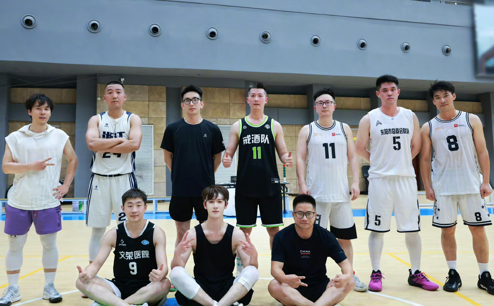 李昀锐一杀青就去打球了，就这样帅得很客观