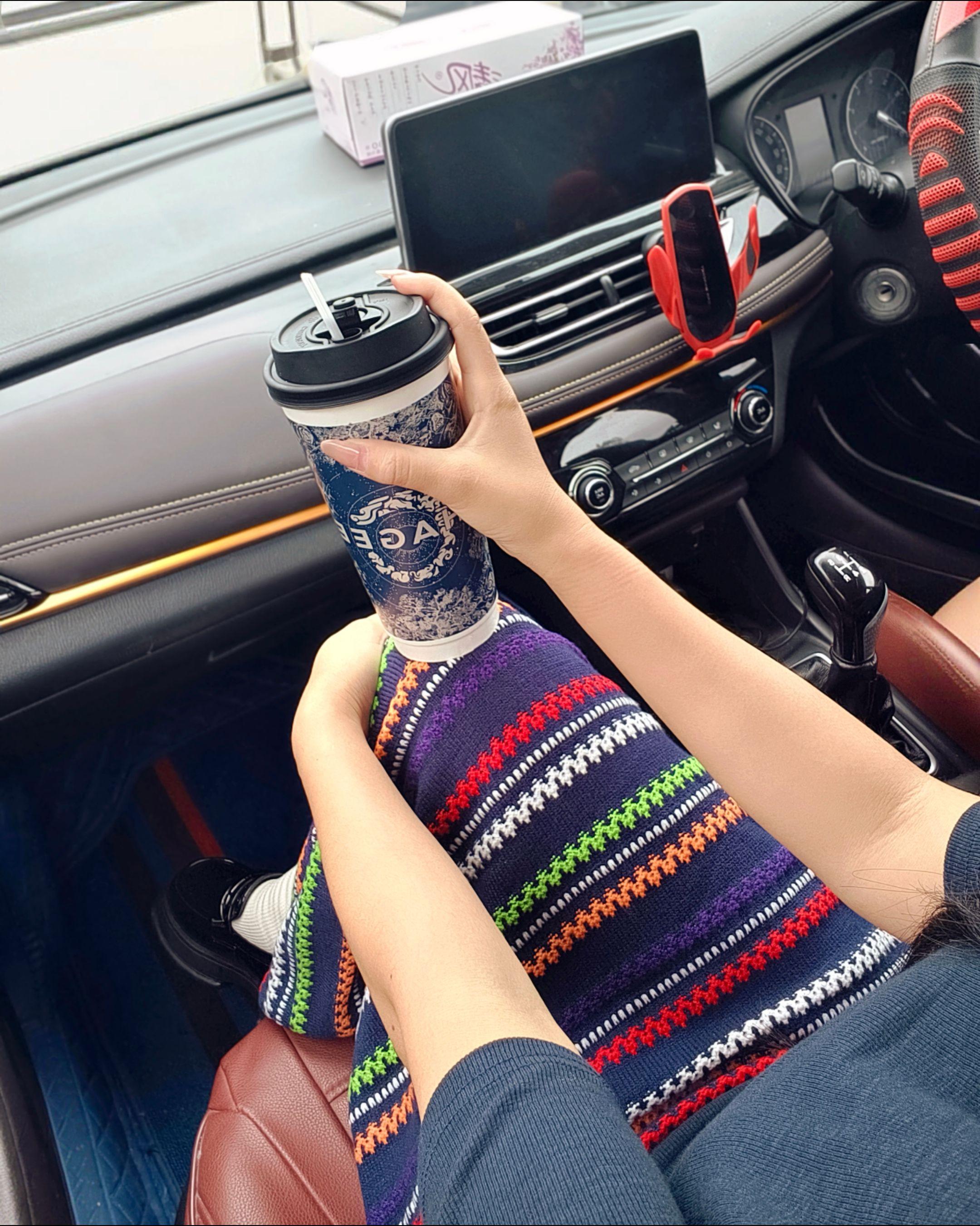 不想走向任何人，也不想任何人靠近我，我选择重新回到孤独中，以平静之心面对这个世界