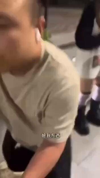 说好100元送行李，送到就地砍价只给50，换作是司机你能忍？
几个年轻人打车，下