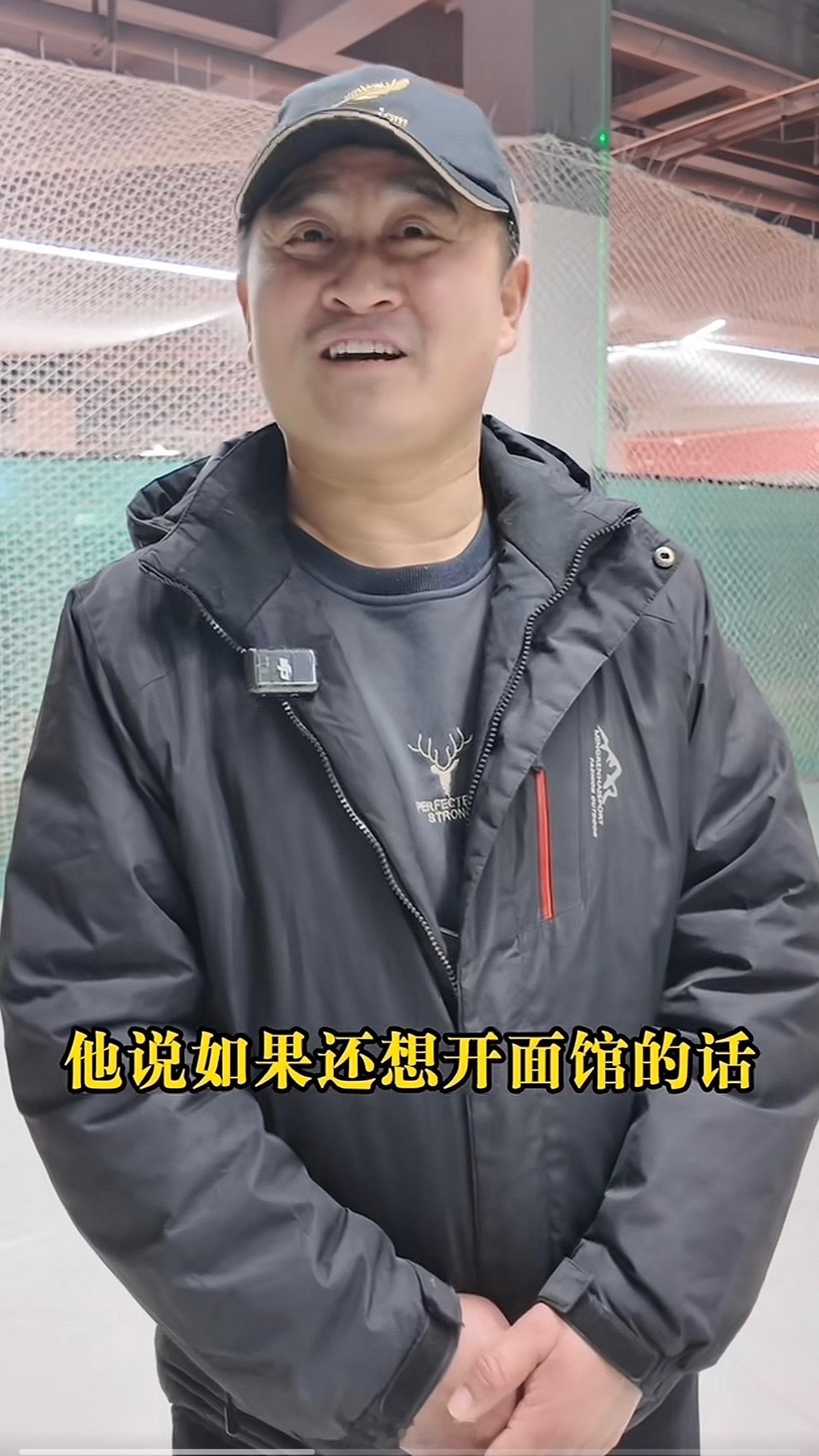 残疾父亲带儿凌晨摆摊半年开起店铺寒风里摆摊的父子俩终于等来曙光，十年坚守的爱心面