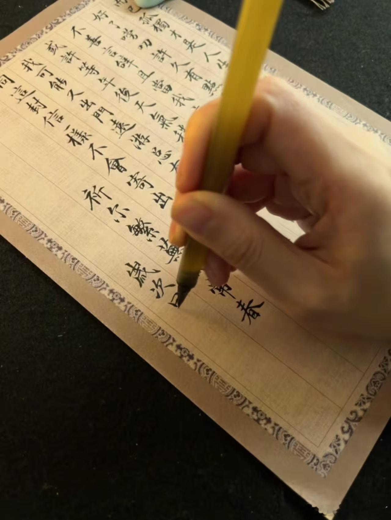 柴荣灭佛，拆了三万座寺庙。他不是恨佛，是恨国家没钱。955年，柴荣下诏：废除无官