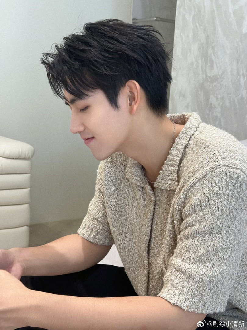 就这样死缠烂打追到了贺思慕 这段追妻名场面太好嗑！段胥卖惨装虚弱，贺思慕又气又心