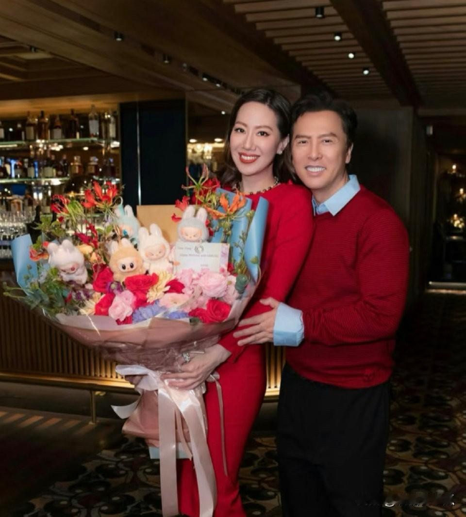 娶对老婆很重要
不信你看甄子丹
自己61岁都可以体面退休了，孩子也长大了，钱也赚