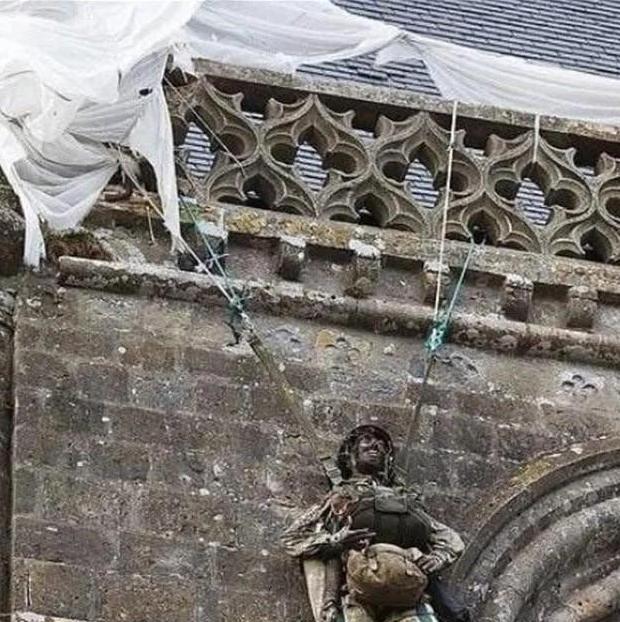 1944年，一名伞兵因失误，被挂在法国的一个教堂上，当德军发现他的时候，他装死骗