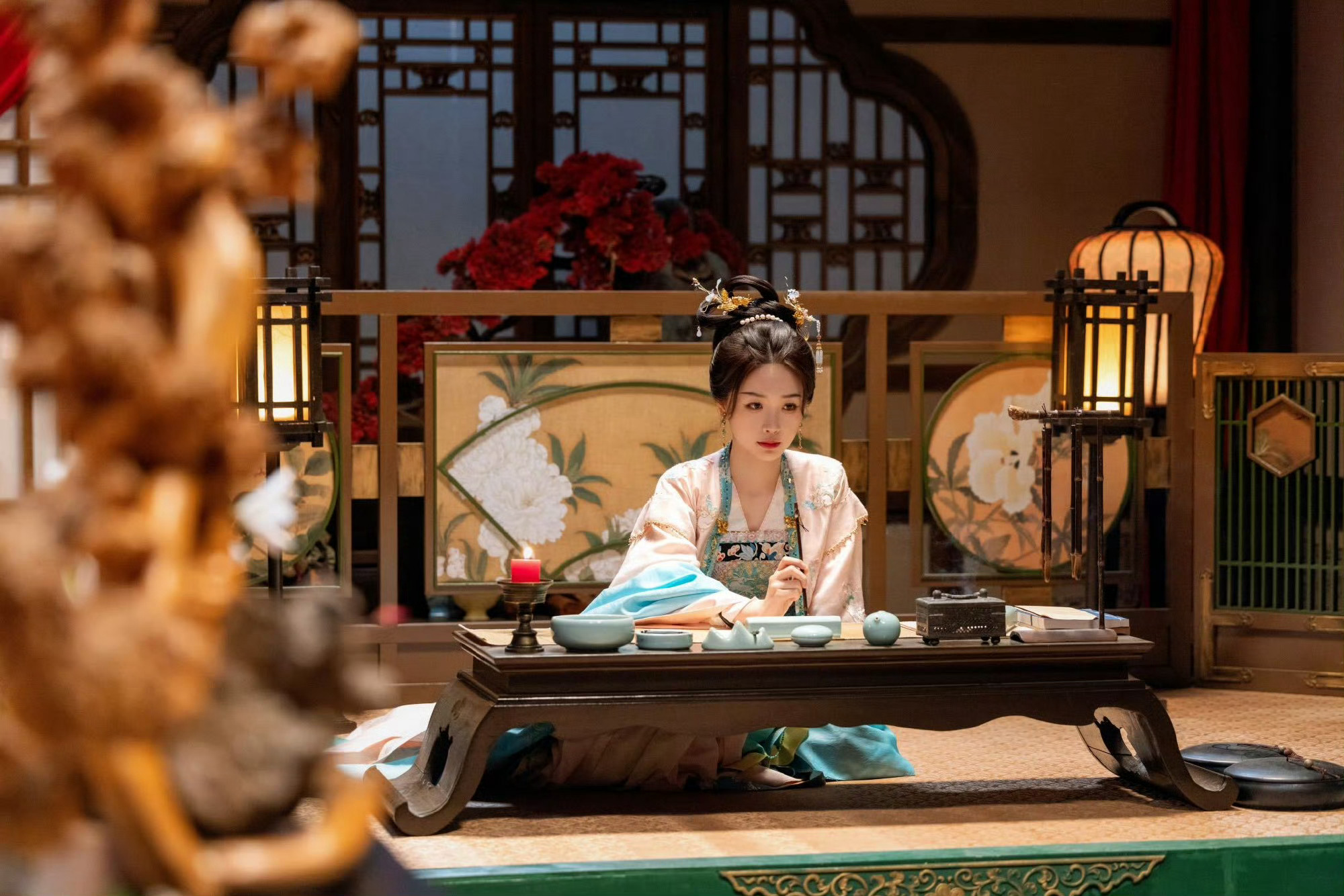 #落跑新娘凌妙妙#凌妙妙最新剧照，把头发梳成大人模样，好温婉好灵动的造型，期待最