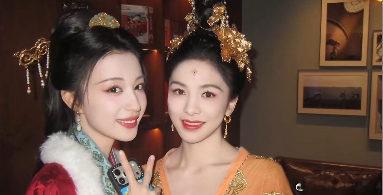 李沁和王楚然一起，一点不输啊～旗鼓相当的感觉 