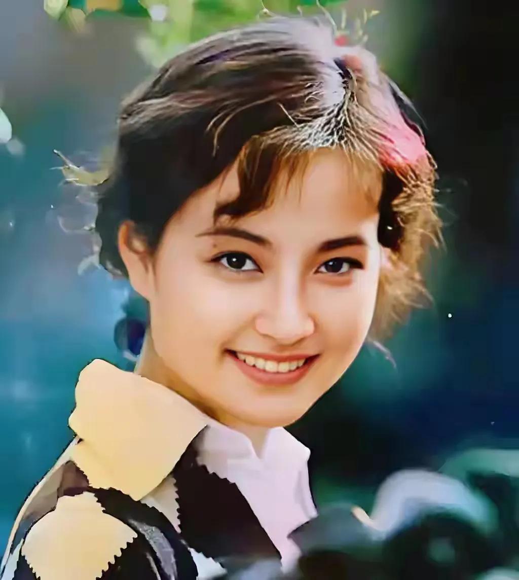 刘晓庆这传奇一生，留下了数不清的绝美照片。她1950年出生，如今都75岁了还在准