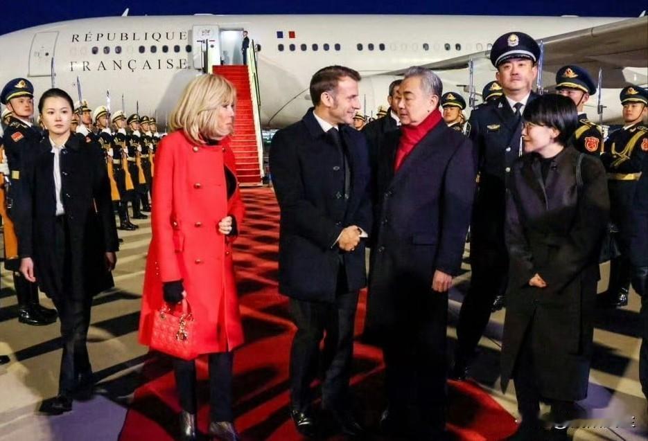 布丽吉特这件红色外套是为了配合“中国红”的颜色吧。与王外长的红围巾都很耀眼哈。