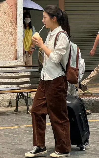 赵今麦这是在拍什么剧啊，这衣服真的一言难尽…… ​​​