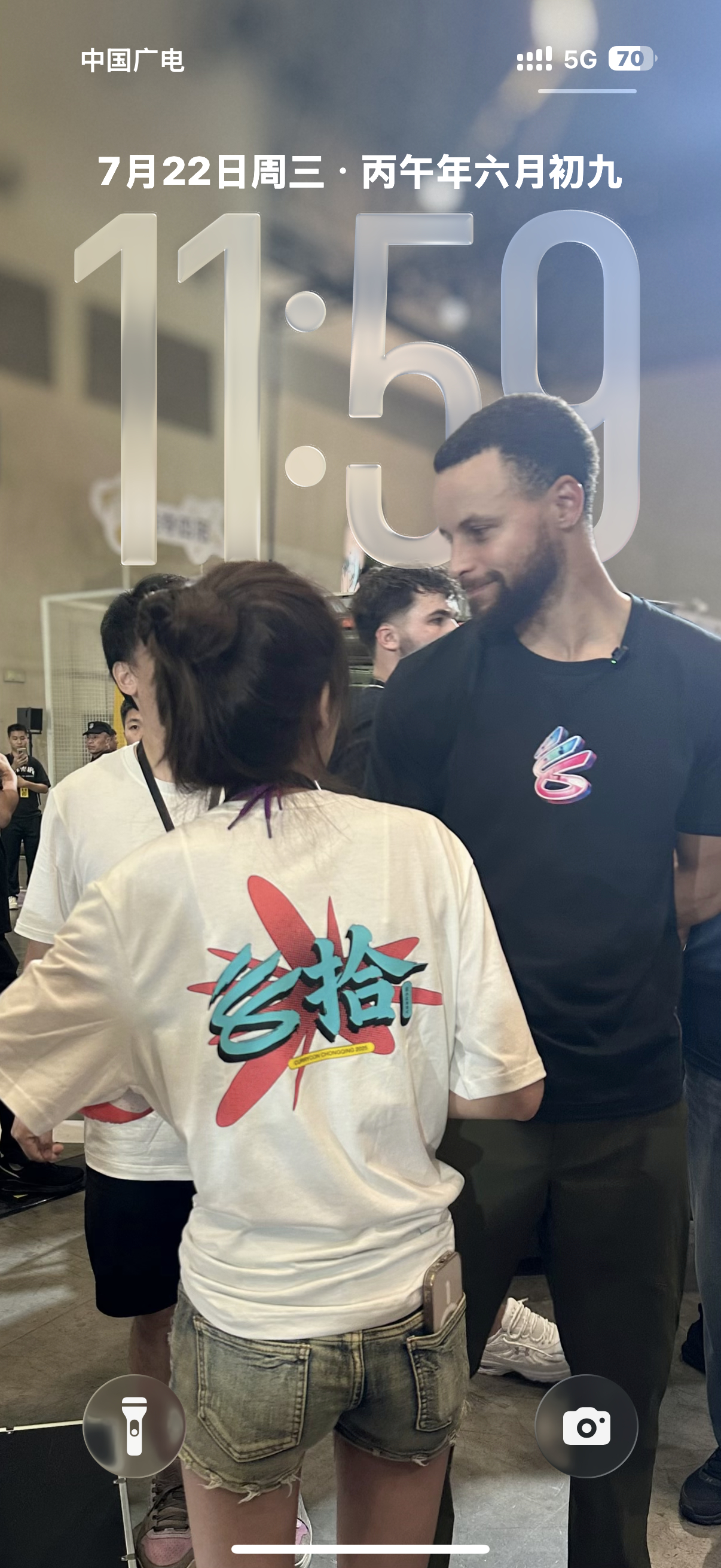库里首位拥有名人堂个人展现役球员能与这样一位伟大的人合影是我一生的荣幸