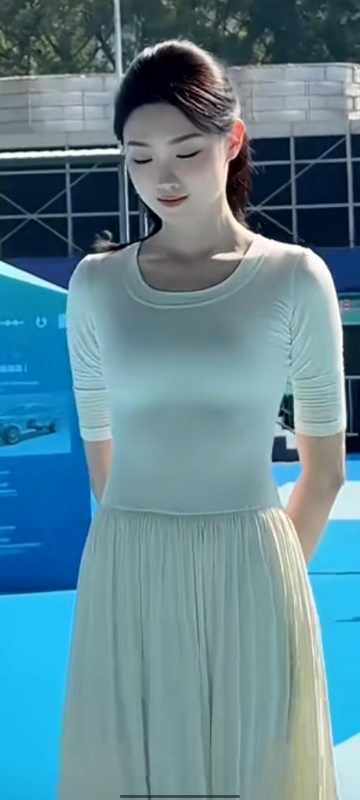 我总在黄昏时想起你，风掠过窗台的弧度，都像你轻声唤我的名字。