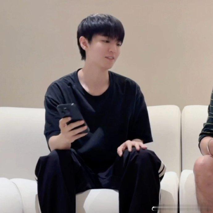 王俊凯演唱会第一排炒至27万王俊凯演唱会第一排被要价27万王俊凯也抢不到自己演唱