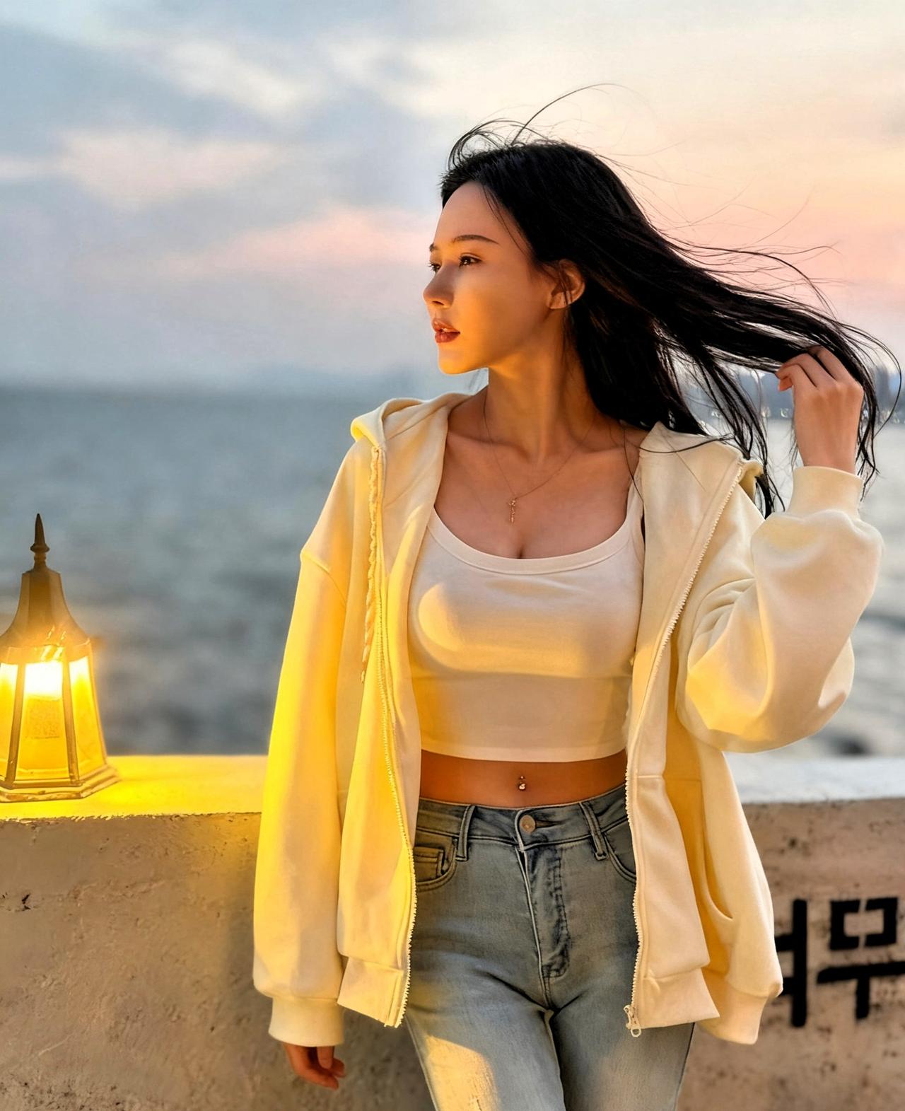 青春合集1️⃣4️⃣
晚潮揉碎了落日的橘，海风裹着咸湿的温柔漫过肩头。暖黄灯盏把