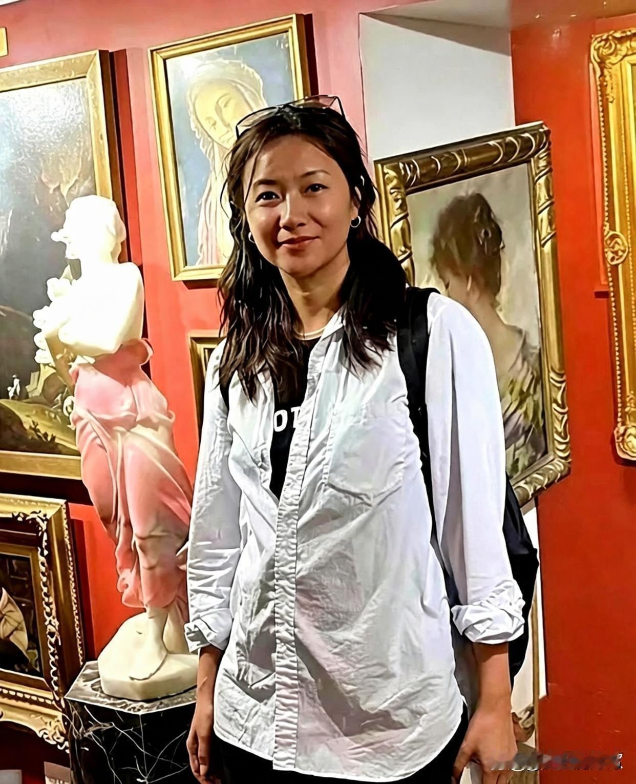 谁曾想曾经的影视小天后徐静蕾如今住在洛杉矶，开着一家不怎么赚钱的中文书店。
5