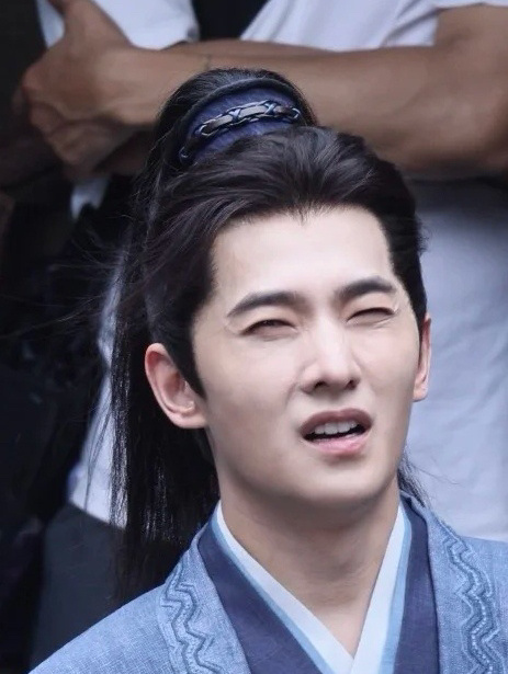 杨洋确实应该注重一下表情管理，脸上的褶子都藏不住了 ​​​