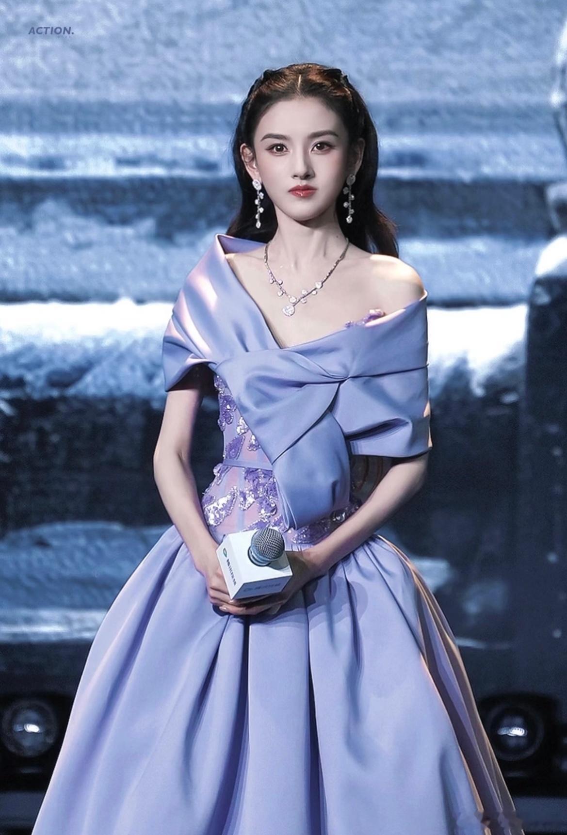 孙凡清 腹有诗书气自华的美女宋祖儿原名孙凡清，凡藏人间烟火，清藏眼底清风，名字自