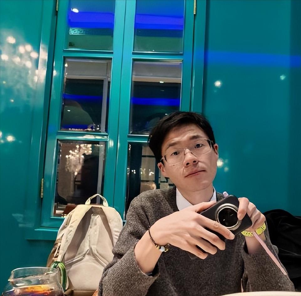 小王老师才30岁，

这么年轻就走了，太可惜了！

从照片上看，一点也不像30岁