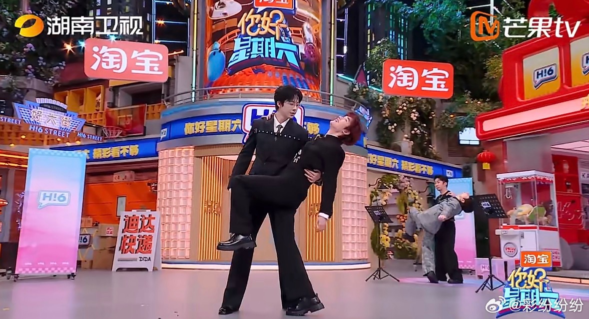 黑西装，大长腿，舞台张力全开，不愧是丹东舞王啊，大长腿就应该这么用。 刘宇宁这一