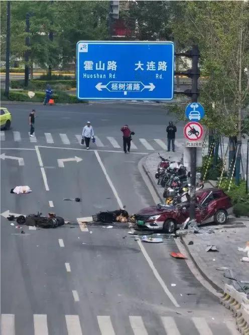 突发！上海杨树浦路突发车祸，很惨烈！1死2伤，车祸场面令人看了不舒服，太惨了，都