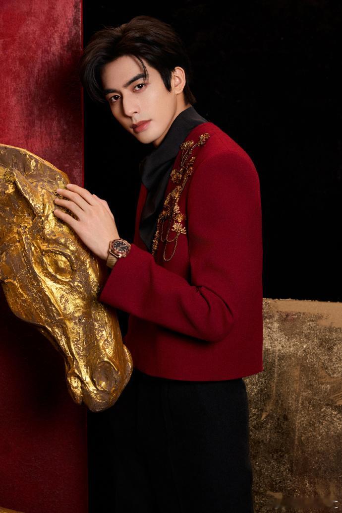 宋威龙马年春晚造型宋威龙央视春晚出图宋威龙马年央视春晚造型出图，好帅！晚上见春晚