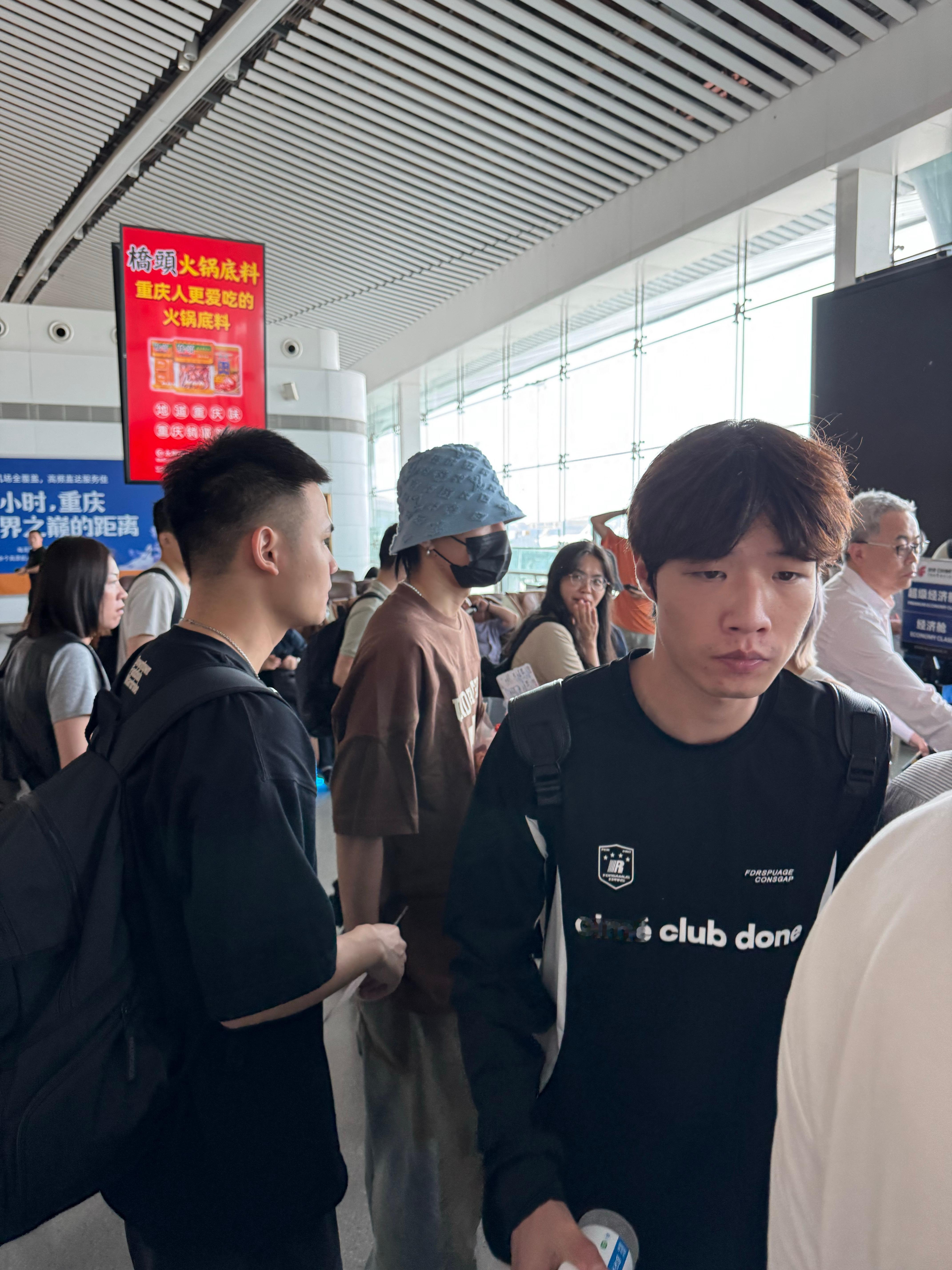 左边的这是谁？右边的库库拍！登机口都堵了  ​​​